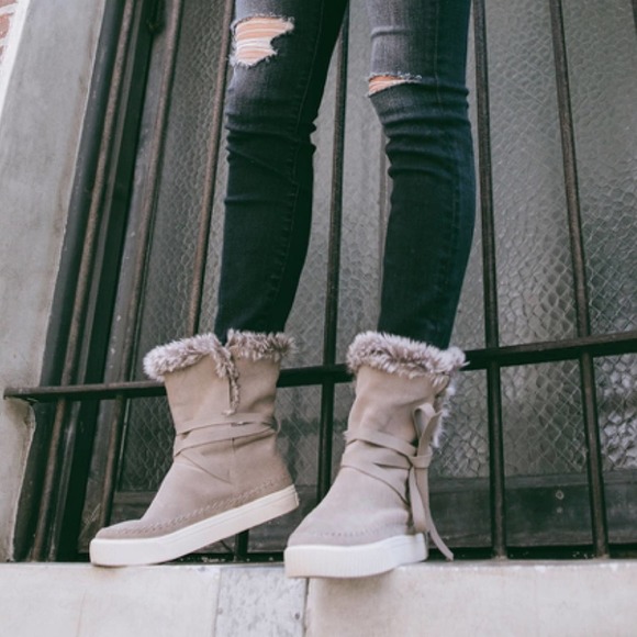 TOMS Vista Desert Taupe Suede Boots - Picture 1 of 8